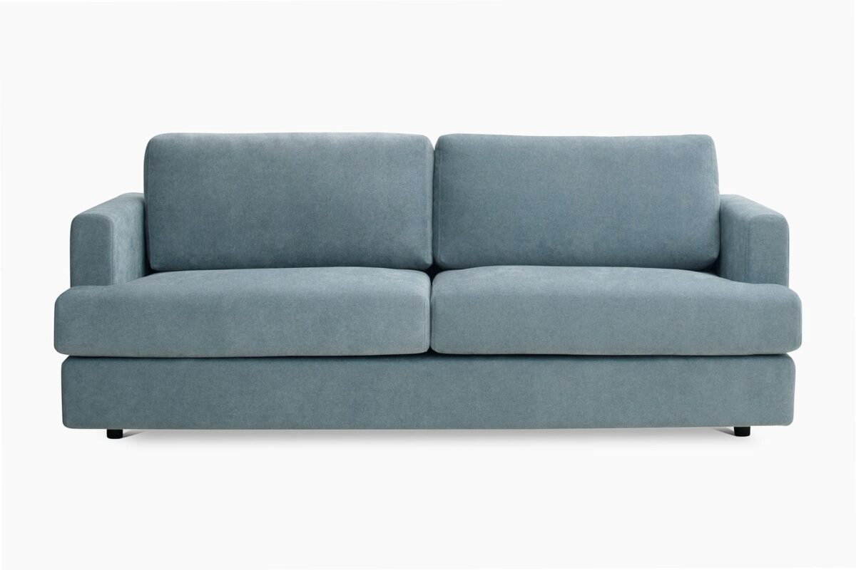 Niemi Design on luonut Olive-sohvan yhteistyössä sisustusarkkitehti SIO ja kalustemuotoilija Marjut Nousiaisen kanssa. Olive-sohva on ylellisen pehmeä ja reilun kokoinen sohva kolmelle hengelle.