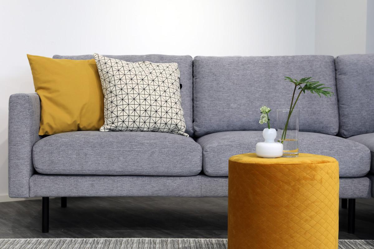 Kankainen Kaarna-sohva on verhoiltu harmaalla Sicily-kankaalla, josta on kaksi eri värivaihtoehtoa