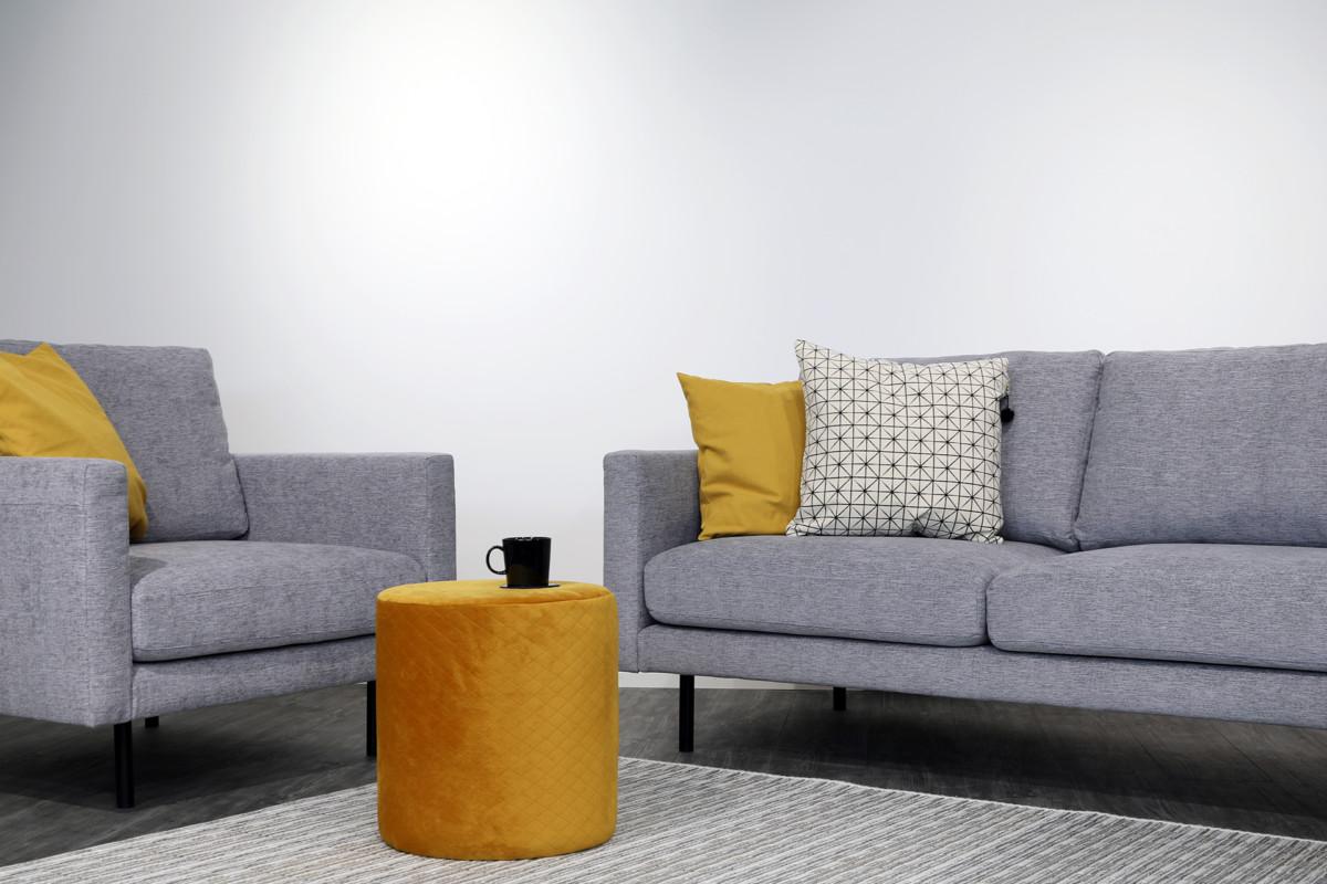 Kankainen Kaarna-sohva on verhoiltu harmaalla Sicily-kankaalla, josta on kaksi eri värivaihtoehtoa