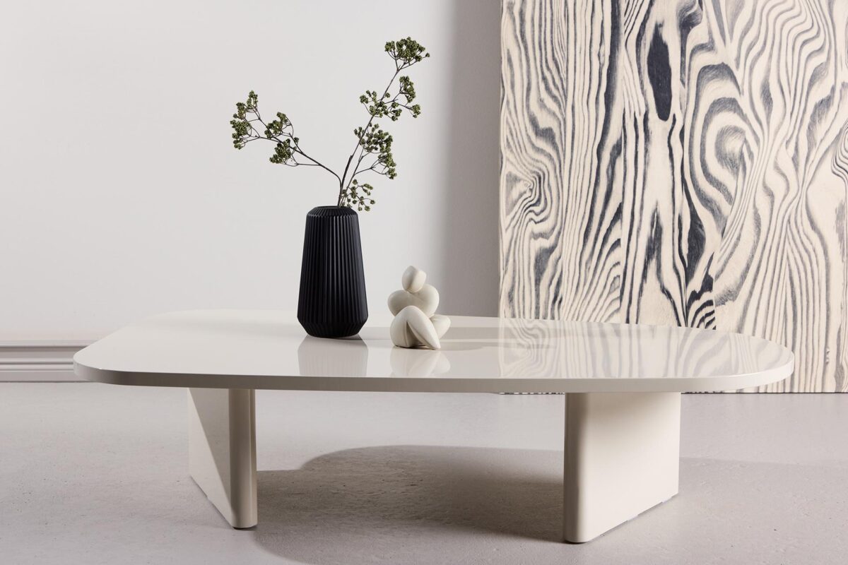 Otto_sohvapoyta_beige_milj1 Beigen sävyinen Otto-sohvapöytä on modernin sisustuksen todellinen helmi. Otto-sohvapöytä on ajaton ja elegantti valinta, joka nostaa olohuoneesi ilmeen uudelle tasolle.