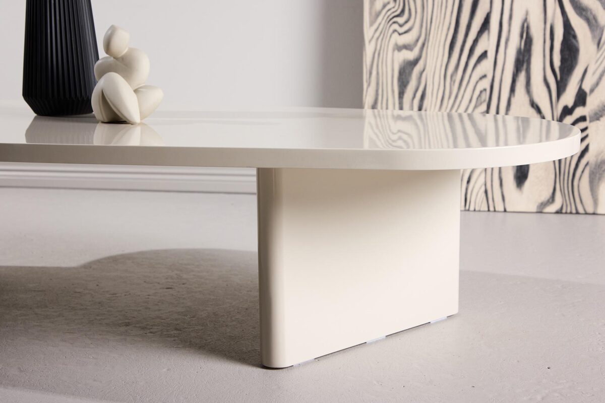 Otto_sohvapoyta_beige_milj2 Beigen sävyinen Otto-sohvapöytä on modernin sisustuksen todellinen helmi. Otto-sohvapöytä on ajaton ja elegantti valinta, joka nostaa olohuoneesi ilmeen uudelle tasolle.