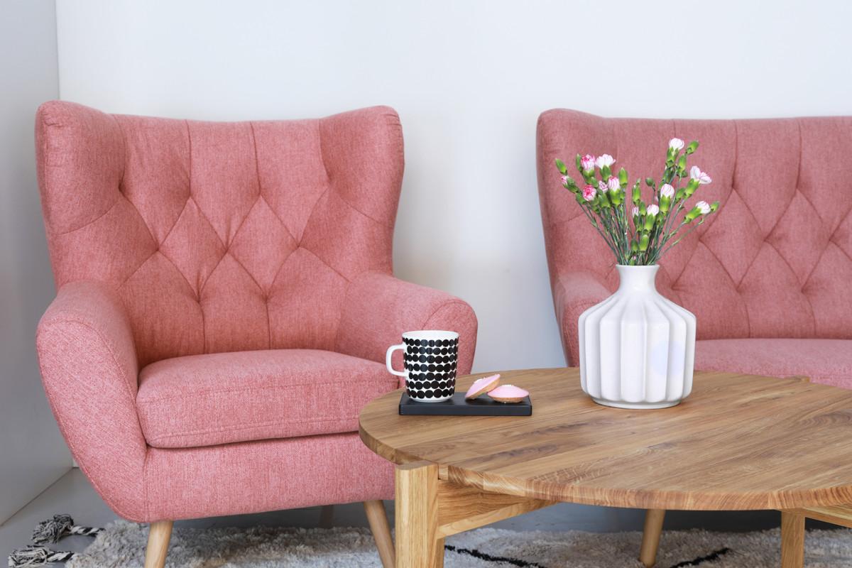 Pinkit Pilke-sohva ja nojatuoli sopivat hyvin yhteen tammisen Luke-sohvapöydän kanssa