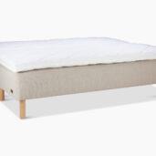 Pure Sleep -malliston sängyissä on nykyaikainen kevyt ja skandinaavinen muotoilu. Malliston sängyissä on aina koivujalat sekä ylellinen ja paksu petauspatja. Pure Sleepissä on karsittu kaikki turha, myös hinnasta.