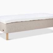 Pure Sleep -malliston sängyissä on nykyaikainen kevyt ja skandinaavinen muotoilu. Malliston sängyissä on aina koivujalat sekä ylellinen ja paksu petauspatja. Pure Sleepissä on karsittu kaikki turha, myös hinnasta.