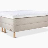 Pure Sleep -malliston sängyissä on nykyaikainen kevyt ja skandinaavinen muotoilu. Malliston sängyissä on aina koivujalat sekä ylellinen ja paksu petauspatja. Pure Sleepissä on karsittu kaikki turha, myös hinnasta.
