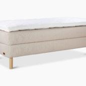 Pure Sleep -malliston sängyissä on nykyaikainen kevyt ja skandinaavinen muotoilu. Malliston sängyissä on aina koivujalat sekä ylellinen ja paksu petauspatja. Pure Sleepissä on karsittu kaikki turha, myös hinnasta.