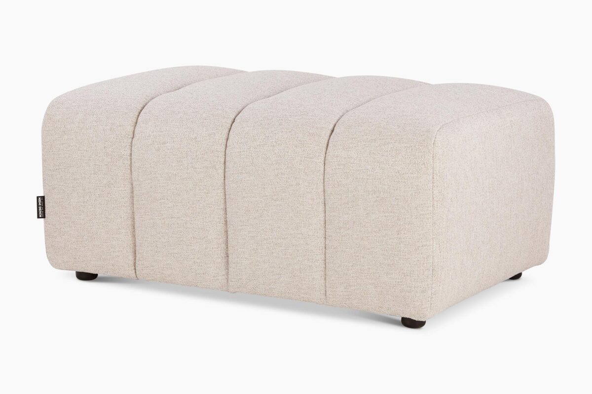 Pyynikki_rahi_1_beige Vaikuttaja Karoliina Pentikäinen on suunnitellut yhteistyössä Niemi Designin kanssa Pyynikki-sohvan ja -rahin. Sohvan nimi ilmentää Karoliinalle rakasta kaupunginosaa, joka on samaan aikaan perinteinen ja moderni, kuten on sohvakin.