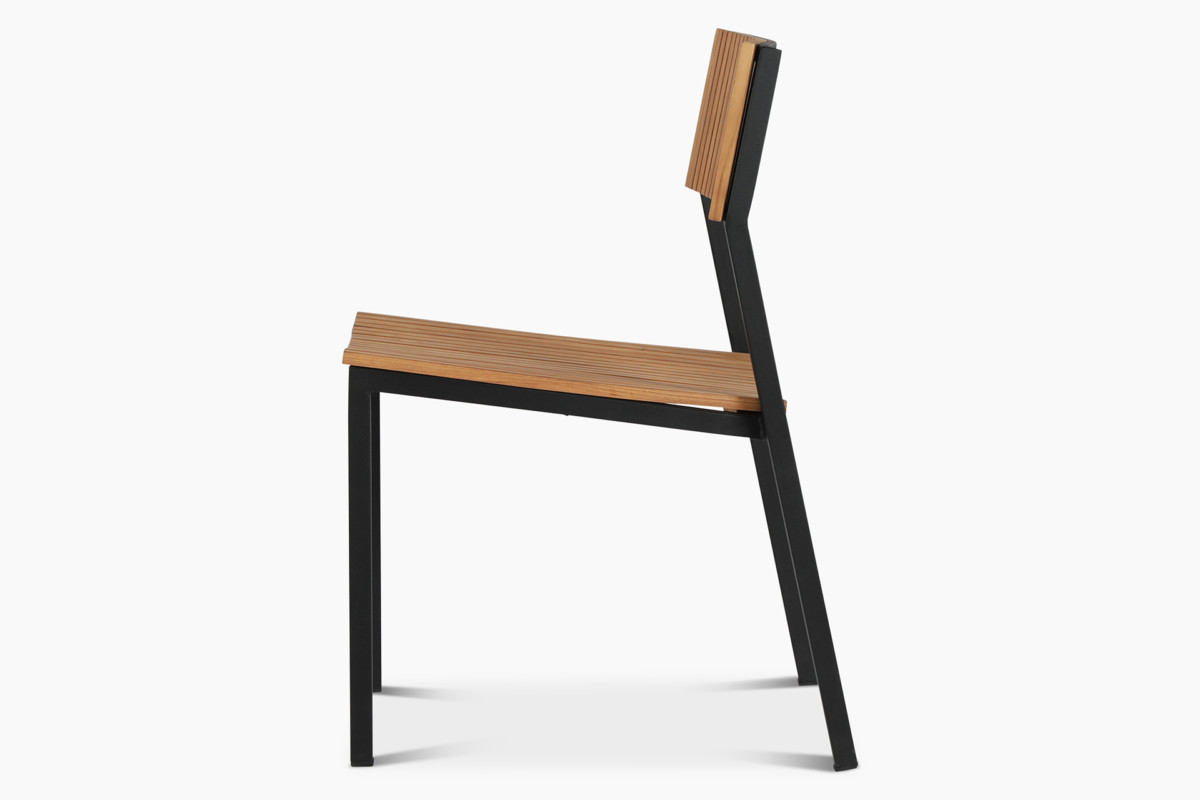 Rima-tuoli on Loviisa-tuolien sisar kapeammalla ja tiiviimmällä rimoituksella.
