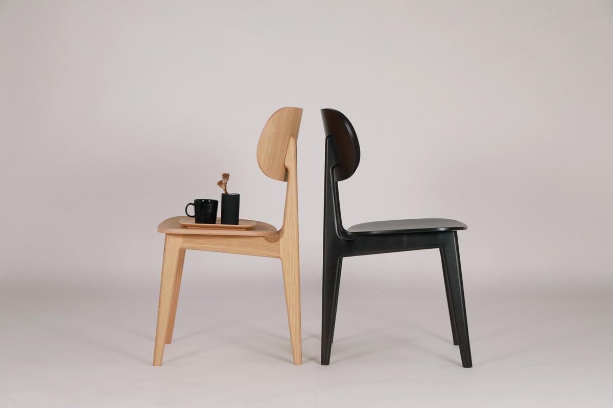 Saana-tuolia saa luonnollisen tammen värisenä ja mustaksi maalattuna