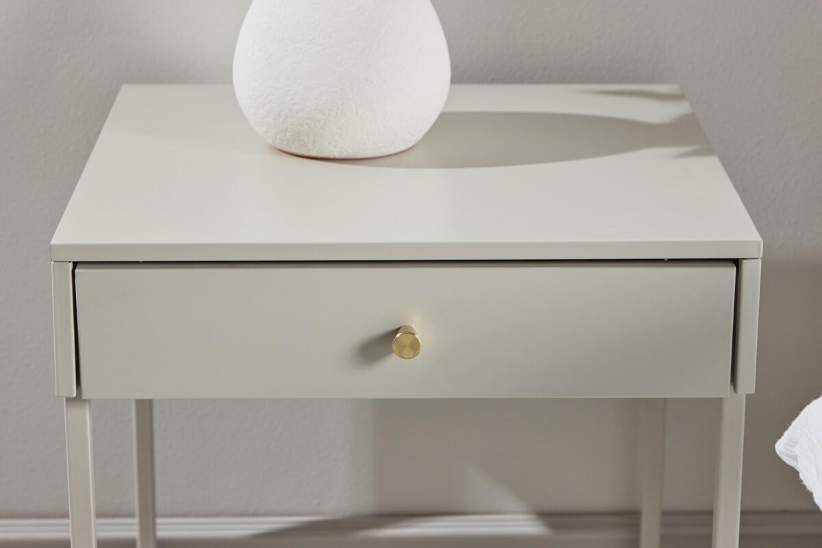 Saga_yopoyta_beige_miljoo2 Saga-yöpöytä on tyylikäs katseenvangitsija makuuhuoneeseen. Yöpöytä on terästä ja sitä on saatavilla beigen ja vaaleanharmaan sävyissä.