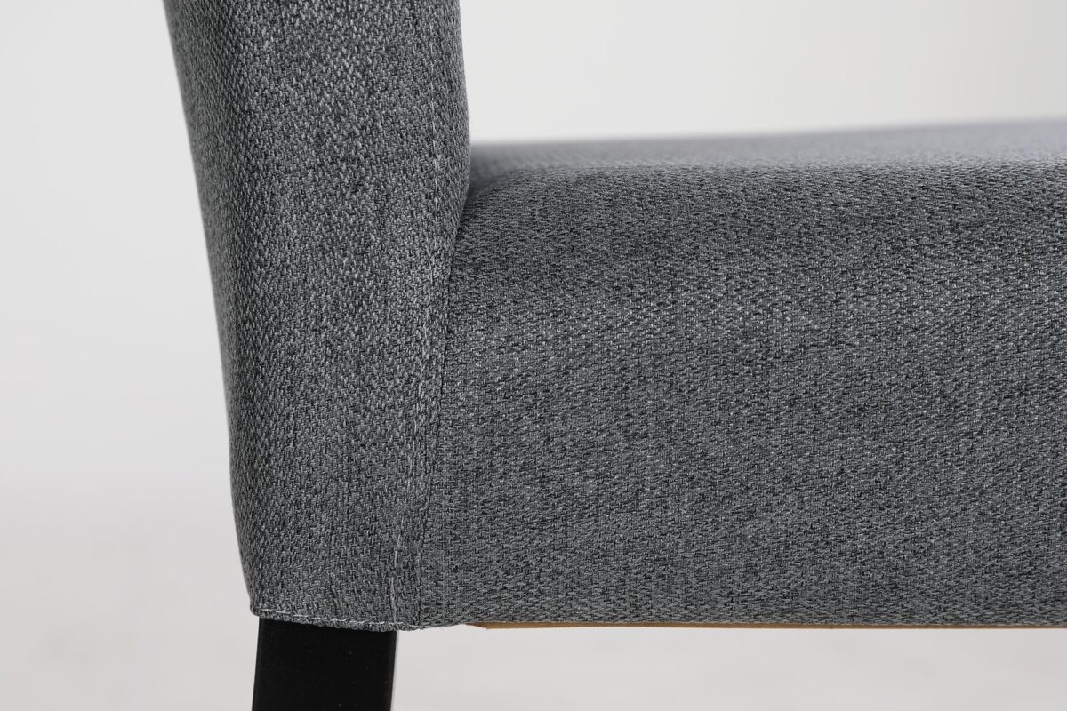 Saimaa_harmaa_musta5 Tyylikäs, mutta käytännöllinen Saimaa-hupputuoli on kiinteästi verhoiltu harmaalla polyester-kankaalla. Tuolin jalkavaihtoehdoista voi valita öljytyn tammen tai mustaksi maalatun pyökin.