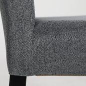 Tyylikäs, mutta käytännöllinen Saimaa-hupputuoli on kiinteästi verhoiltu harmaalla polyester-kankaalla. Tuolin jalkavaihtoehdoista voi valita öljytyn tammen tai mustaksi maalatun pyökin.