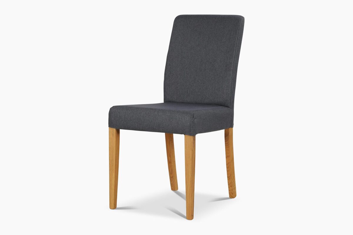 Saimaa_harmaa_ruskea1 Tyylikäs, mutta käytännöllinen Saimaa-hupputuoli on kiinteästi verhoiltu harmaalla polyester-kankaalla. Tuolin jalkavaihtoehdoista voi valita öljytyn tammen tai mustaksi maalatun pyökin.
