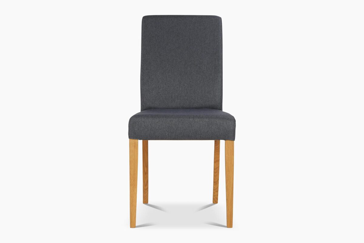 Saimaa_harmaa_ruskea4 Tyylikäs, mutta käytännöllinen Saimaa-hupputuoli on kiinteästi verhoiltu harmaalla polyester-kankaalla. Tuolin jalkavaihtoehdoista voi valita öljytyn tammen tai mustaksi maalatun pyökin.
