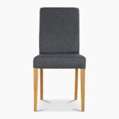 Tyylikäs, mutta käytännöllinen Saimaa-hupputuoli on kiinteästi verhoiltu harmaalla polyester-kankaalla. Tuolin jalkavaihtoehdoista voi valita öljytyn tammen tai mustaksi maalatun pyökin.