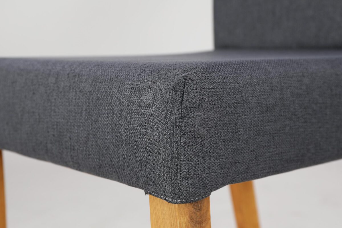 Saimaa_harmaa_ruskea5 Tyylikäs, mutta käytännöllinen Saimaa-hupputuoli on kiinteästi verhoiltu harmaalla polyester-kankaalla. Tuolin jalkavaihtoehdoista voi valita öljytyn tammen tai mustaksi maalatun pyökin.