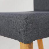 Tyylikäs, mutta käytännöllinen Saimaa-hupputuoli on kiinteästi verhoiltu harmaalla polyester-kankaalla. Tuolin jalkavaihtoehdoista voi valita öljytyn tammen tai mustaksi maalatun pyökin.