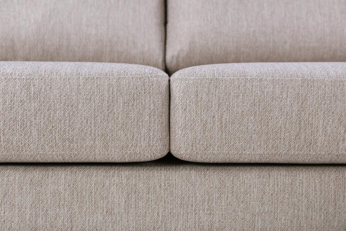 Salo-avokulmassa on koivuvanerirunko, sohvan selkä- ja istuintyynyt ovat käännettävissä. Sohva on verhoiltu beigellä Sparr-kankaalla.