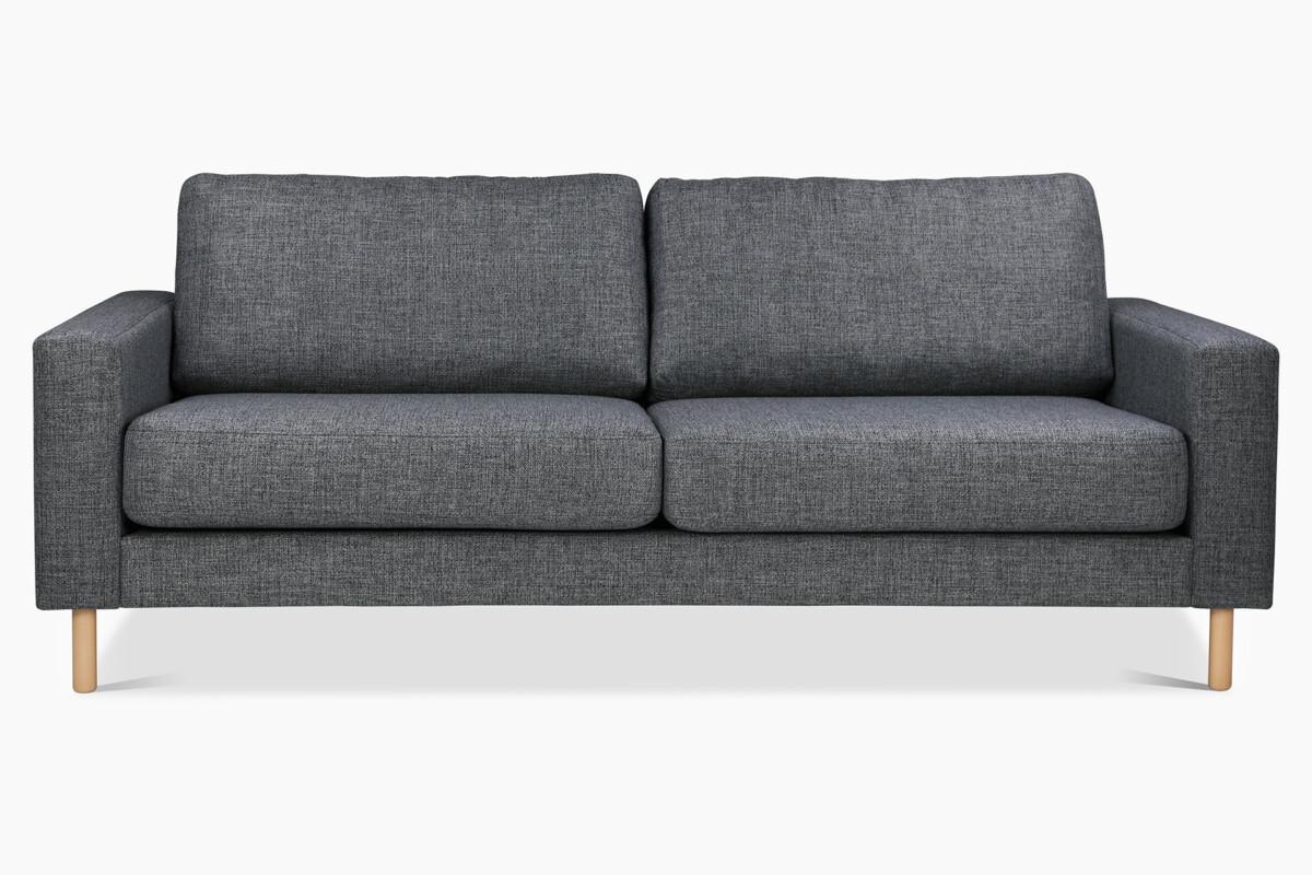 3-istuttavassa Salo-sohvassa on koivuvanerirunko, sohvan selkä- ja istuintyynyt ovat käännettävissä. Sohva on verhoiltu harmaalla Sparr-kankaalla.