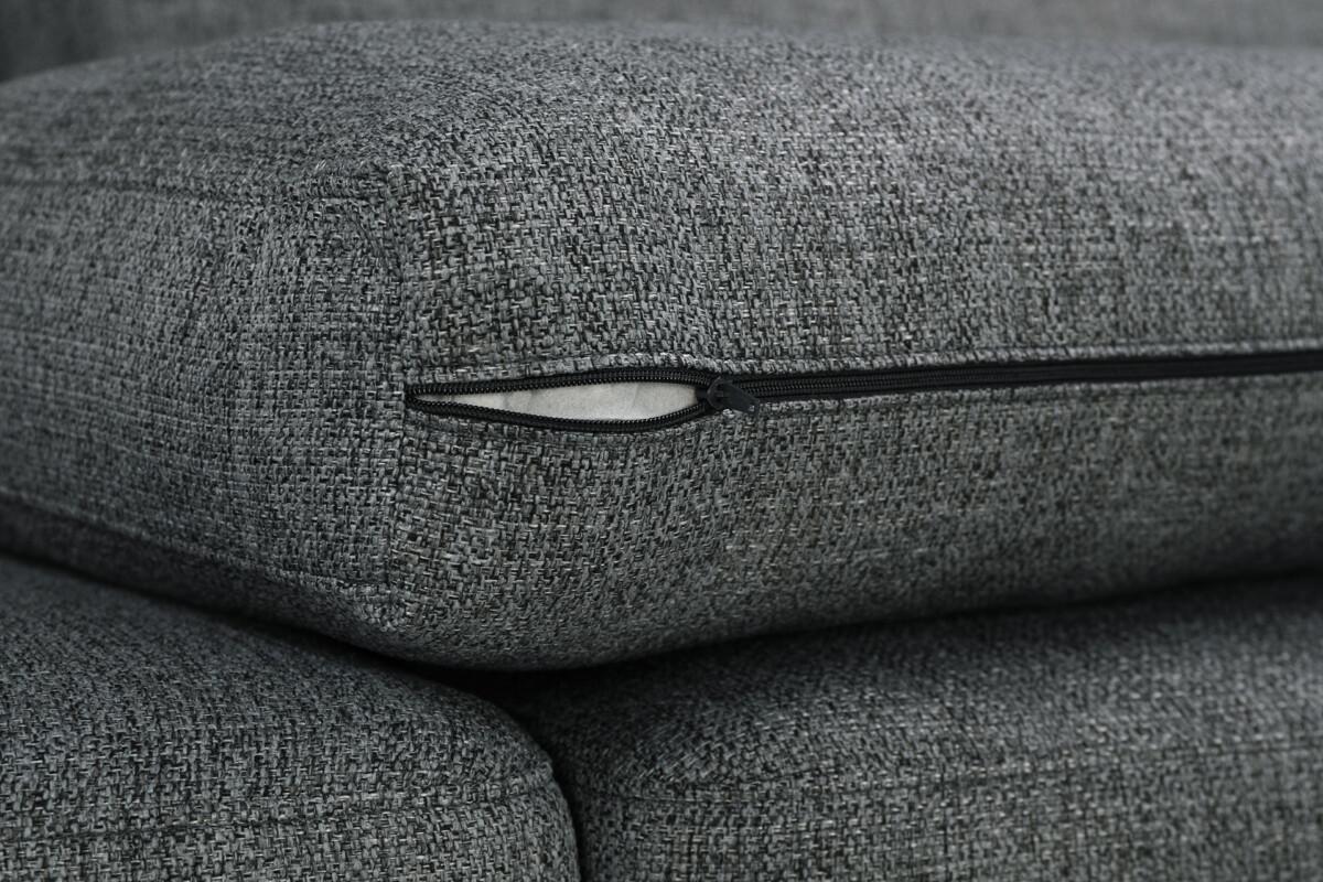 3-istuttavassa Salo-sohvassa on koivuvanerirunko, sohvan selkä- ja istuintyynyt ovat käännettävissä. Sohva on verhoiltu harmaalla Sparr-kankaalla.