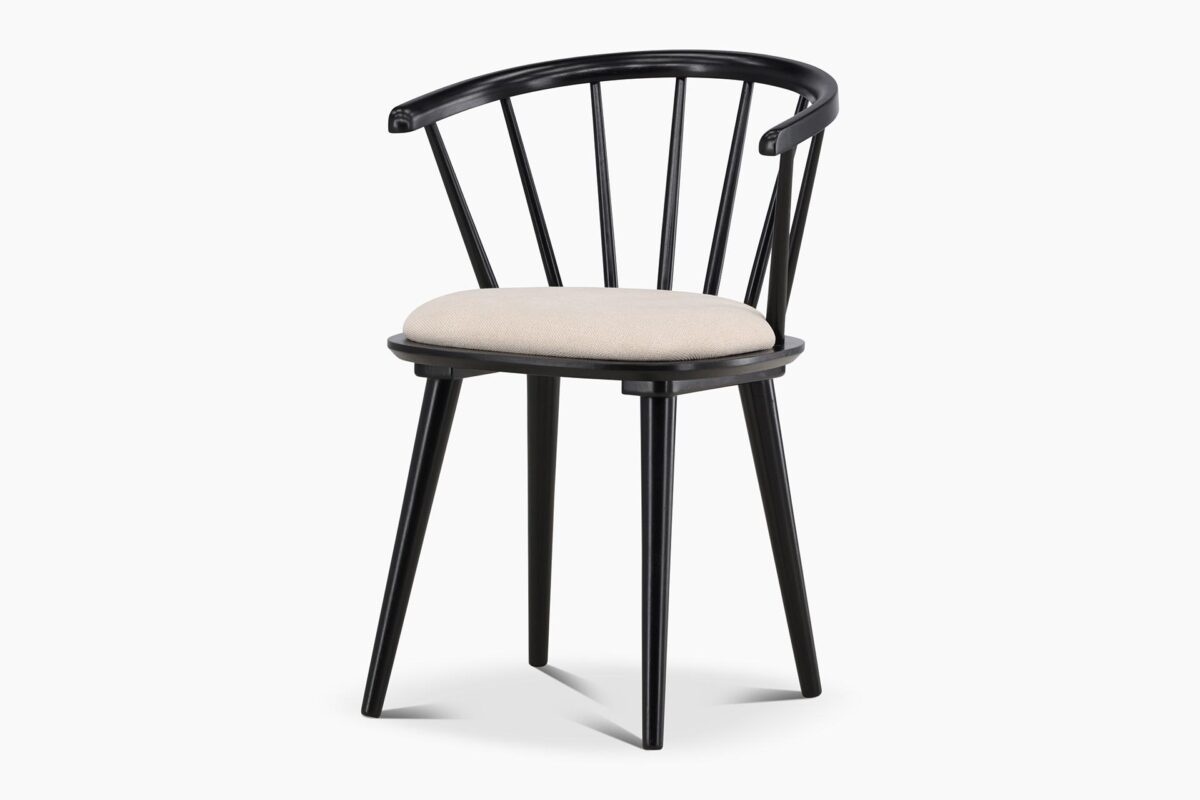 Sofia-tuoli on elegantti ruokapöydän tuoli, jossa yhdistyvät ajaton design ja erittäin mukava istuvuus. Tuoli on valmistettu kumipuusta.