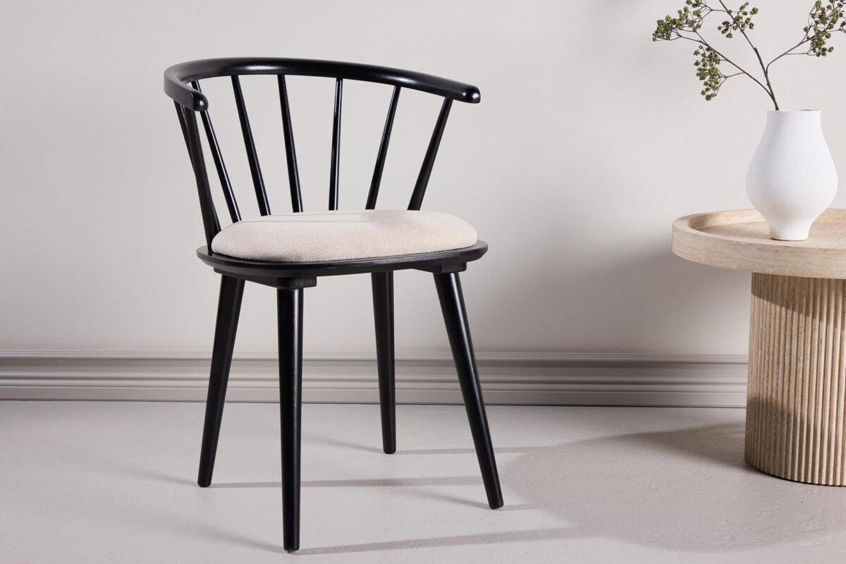 Sofia_tuoli_miljöö Sofia-tuoli on elegantti ruokapöydän tuoli, jossa yhdistyvät ajaton design ja erittäin mukava istuvuus. Tuoli on valmistettu kumipuusta.