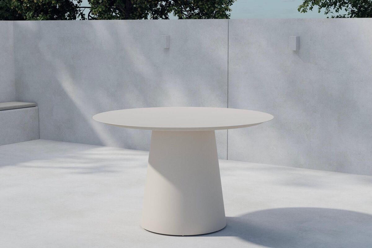 Taormina_pöytä_miljöö_vaaka_digi Taormina-pöydän tyylikäs beige sävy tuo puutarhaan, pihaan tai parvekkeelle hienostunutta pehmeyttä ja harmonista ilmettä. Modernisti muotoillun pöydän kannen halkaisija on 120 cm.