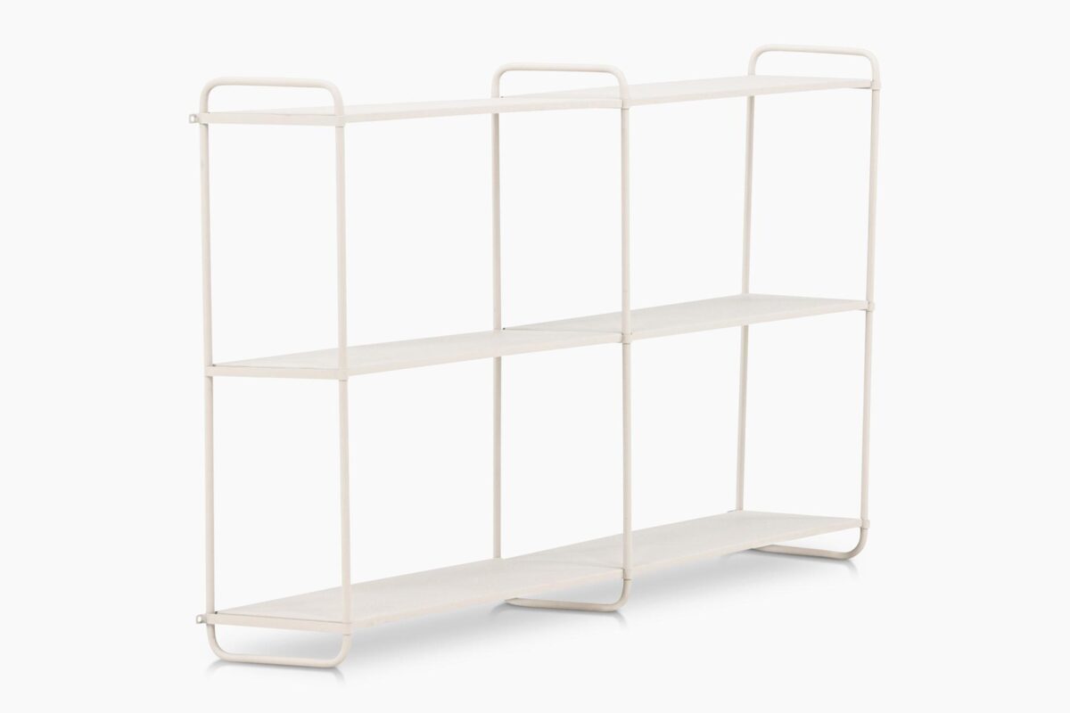 122 cm leveä Tove-seinähylly yhdistää ajattoman eleganssin, minimalistisen muotoilun ja käytännöllisen säilytysratkaisun. Pulverimaalatusta raudasta valmistettu seinähylly on kestävä ja tyylikäs sisustuselementti, joka tuo kotiisi ryhtiä ja selkeyttä.