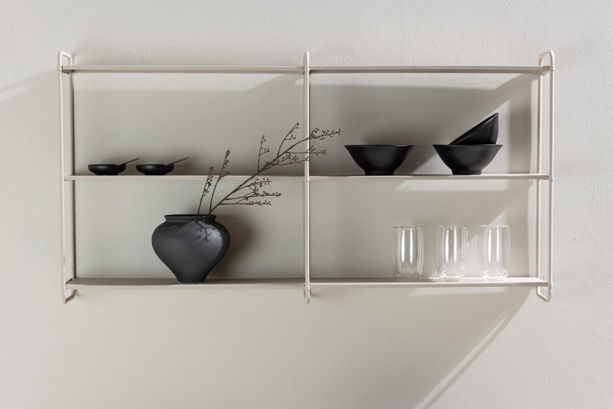 Tove_seinahylly_beige_122cm_miljoo1 122 cm leveä Tove-seinähylly yhdistää ajattoman eleganssin, minimalistisen muotoilun ja käytännöllisen säilytysratkaisun. Pulverimaalatusta raudasta valmistettu seinähylly on kestävä ja tyylikäs sisustuselementti, joka tuo kotiisi ryhtiä ja selkeyttä.
