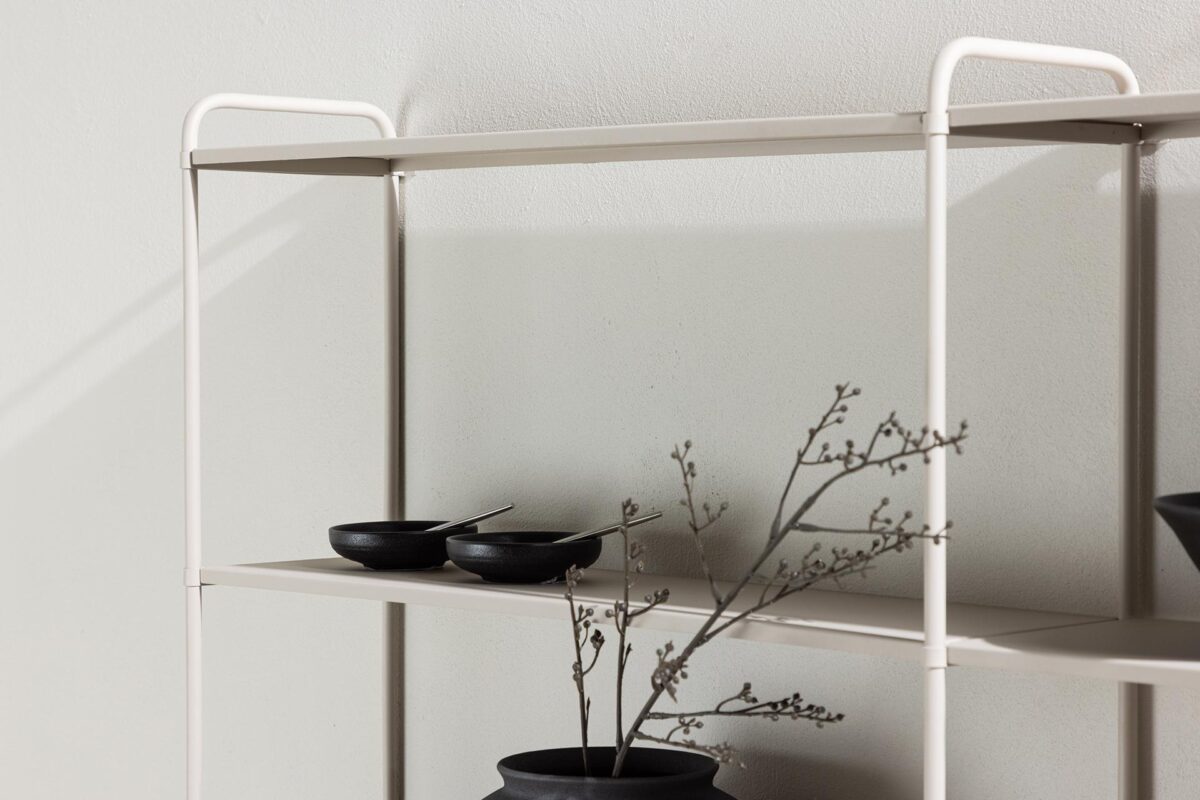 Tove_seinahylly_beige_122cm_miljoo3 122 cm leveä Tove-seinähylly yhdistää ajattoman eleganssin, minimalistisen muotoilun ja käytännöllisen säilytysratkaisun. Pulverimaalatusta raudasta valmistettu seinähylly on kestävä ja tyylikäs sisustuselementti, joka tuo kotiisi ryhtiä ja selkeyttä.