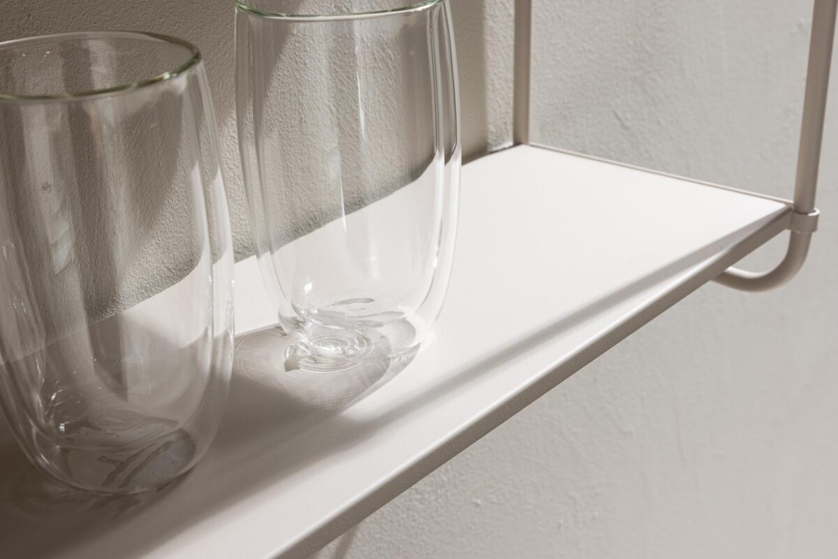 Tove_seinahylly_beige_122cm_miljoo4 122 cm leveä Tove-seinähylly yhdistää ajattoman eleganssin, minimalistisen muotoilun ja käytännöllisen säilytysratkaisun. Pulverimaalatusta raudasta valmistettu seinähylly on kestävä ja tyylikäs sisustuselementti, joka tuo kotiisi ryhtiä ja selkeyttä.