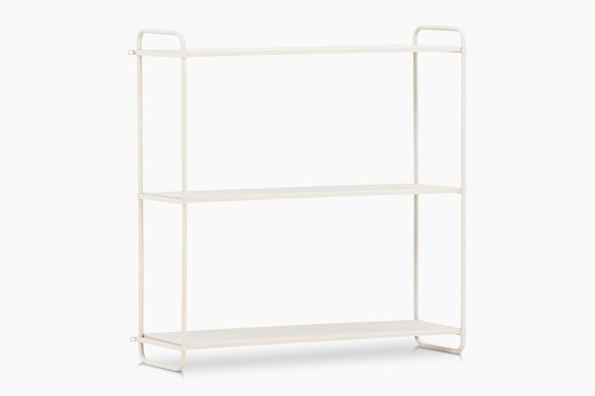 Tove_seinahylly_beige_62cm1 62 cm leveä Tove-seinähylly yhdistää ajattoman eleganssin, minimalistisen muotoilun ja käytännöllisen säilytysratkaisun. Pulverimaalatusta raudasta valmistettu seinähylly on kestävä ja tyylikäs sisustuselementti, joka tuo kotiisi ryhtiä ja selkeyttä.