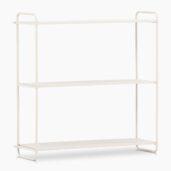 62 cm leveä Tove-seinähylly yhdistää ajattoman eleganssin, minimalistisen muotoilun ja käytännöllisen säilytysratkaisun. Pulverimaalatusta raudasta valmistettu seinähylly on kestävä ja tyylikäs sisustuselementti, joka tuo kotiisi ryhtiä ja selkeyttä.