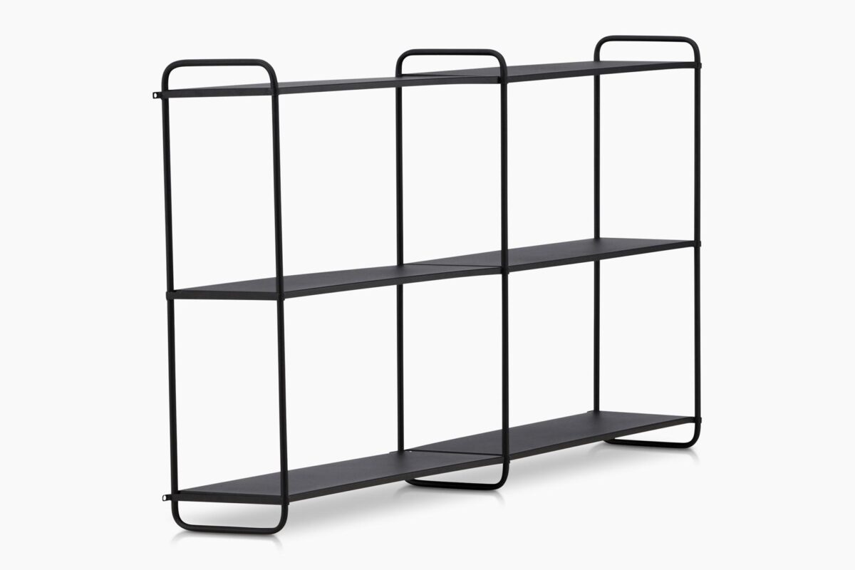 Tove_seinahylly_musta_122cm1 122 cm leveä Tove-seinähylly yhdistää ajattoman eleganssin, minimalistisen muotoilun ja käytännöllisen säilytysratkaisun. Pulverimaalatusta raudasta valmistettu seinähylly on kestävä ja tyylikäs sisustuselementti, joka tuo kotiisi ryhtiä ja selkeyttä.