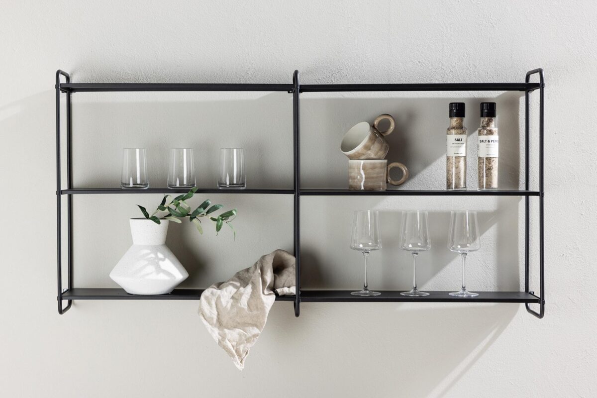 Tove_seinahylly_musta_122cm_miljoo1 122 cm leveä Tove-seinähylly yhdistää ajattoman eleganssin, minimalistisen muotoilun ja käytännöllisen säilytysratkaisun. Pulverimaalatusta raudasta valmistettu seinähylly on kestävä ja tyylikäs sisustuselementti, joka tuo kotiisi ryhtiä ja selkeyttä.