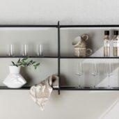 122 cm leveä Tove-seinähylly yhdistää ajattoman eleganssin, minimalistisen muotoilun ja käytännöllisen säilytysratkaisun. Pulverimaalatusta raudasta valmistettu seinähylly on kestävä ja tyylikäs sisustuselementti, joka tuo kotiisi ryhtiä ja selkeyttä.
