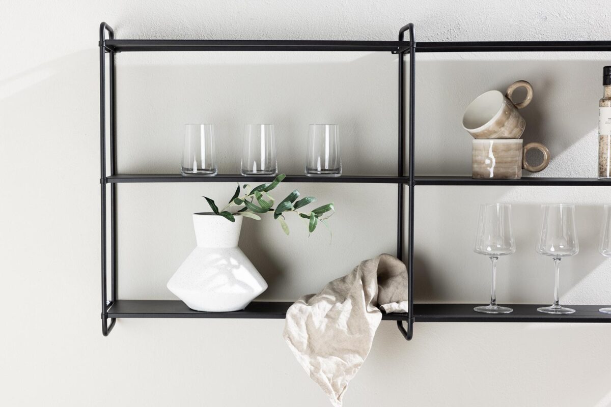 Tove_seinahylly_musta_122cm_miljoo2 122 cm leveä Tove-seinähylly yhdistää ajattoman eleganssin, minimalistisen muotoilun ja käytännöllisen säilytysratkaisun. Pulverimaalatusta raudasta valmistettu seinähylly on kestävä ja tyylikäs sisustuselementti, joka tuo kotiisi ryhtiä ja selkeyttä.