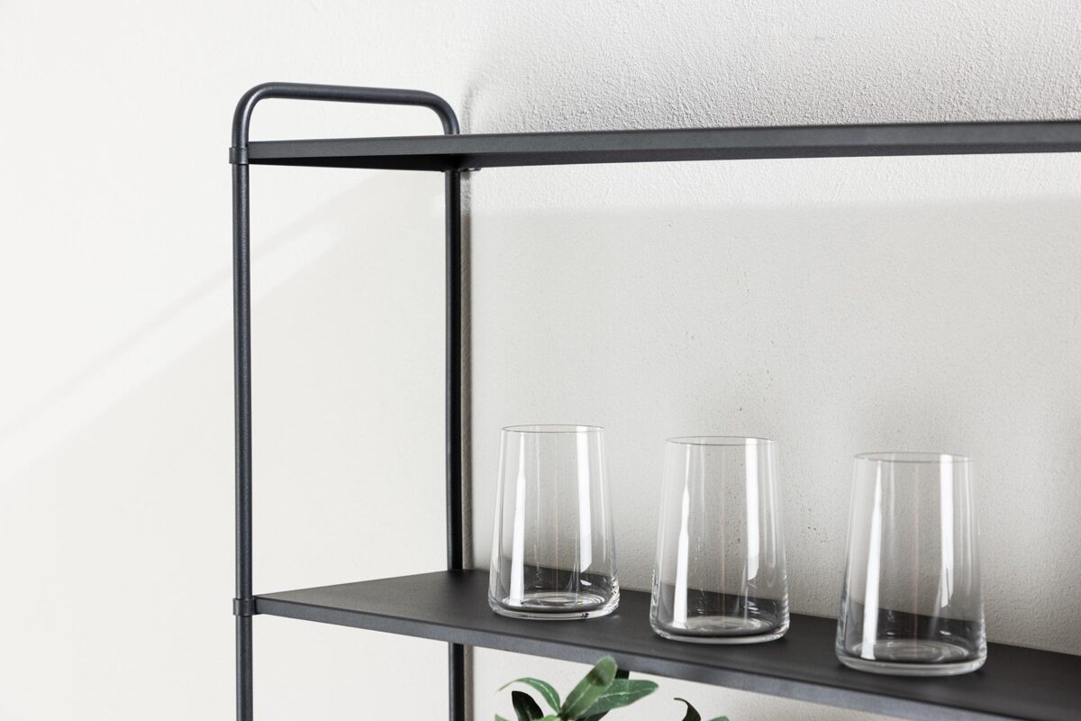 Tove_seinahylly_musta_122cm_miljoo3 122 cm leveä Tove-seinähylly yhdistää ajattoman eleganssin, minimalistisen muotoilun ja käytännöllisen säilytysratkaisun. Pulverimaalatusta raudasta valmistettu seinähylly on kestävä ja tyylikäs sisustuselementti, joka tuo kotiisi ryhtiä ja selkeyttä.