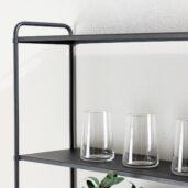 122 cm leveä Tove-seinähylly yhdistää ajattoman eleganssin, minimalistisen muotoilun ja käytännöllisen säilytysratkaisun. Pulverimaalatusta raudasta valmistettu seinähylly on kestävä ja tyylikäs sisustuselementti, joka tuo kotiisi ryhtiä ja selkeyttä.
