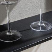 122 cm leveä Tove-seinähylly yhdistää ajattoman eleganssin, minimalistisen muotoilun ja käytännöllisen säilytysratkaisun. Pulverimaalatusta raudasta valmistettu seinähylly on kestävä ja tyylikäs sisustuselementti, joka tuo kotiisi ryhtiä ja selkeyttä.