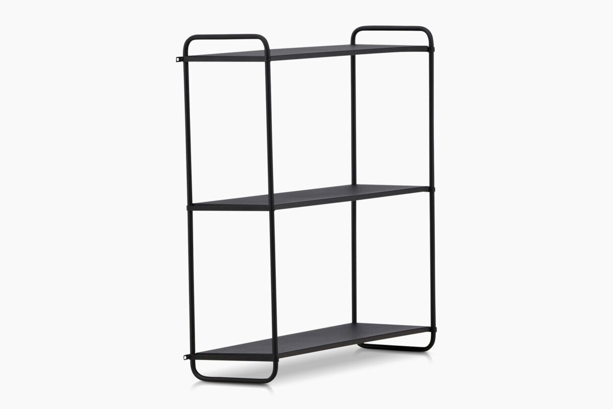 Tove_seinahylly_musta_62cm1 62 cm leveä Tove-seinähylly yhdistää ajattoman eleganssin, minimalistisen muotoilun ja käytännöllisen säilytysratkaisun. Pulverimaalatusta raudasta valmistettu seinähylly on kestävä ja tyylikäs sisustuselementti, joka tuo kotiisi ryhtiä ja selkeyttä.