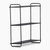 62 cm leveä Tove-seinähylly yhdistää ajattoman eleganssin, minimalistisen muotoilun ja käytännöllisen säilytysratkaisun. Pulverimaalatusta raudasta valmistettu seinähylly on kestävä ja tyylikäs sisustuselementti, joka tuo kotiisi ryhtiä ja selkeyttä.