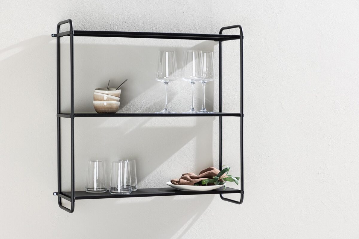 Tove_seinahylly_musta_62cm_miljoo1 62 cm leveä Tove-seinähylly yhdistää ajattoman eleganssin, minimalistisen muotoilun ja käytännöllisen säilytysratkaisun. Pulverimaalatusta raudasta valmistettu seinähylly on kestävä ja tyylikäs sisustuselementti, joka tuo kotiisi ryhtiä ja selkeyttä.