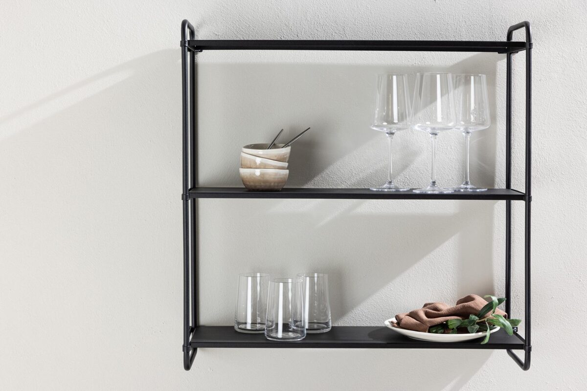 Tove_seinahylly_musta_62cm_miljoo2 62 cm leveä Tove-seinähylly yhdistää ajattoman eleganssin, minimalistisen muotoilun ja käytännöllisen säilytysratkaisun. Pulverimaalatusta raudasta valmistettu seinähylly on kestävä ja tyylikäs sisustuselementti, joka tuo kotiisi ryhtiä ja selkeyttä.