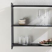 62 cm leveä Tove-seinähylly yhdistää ajattoman eleganssin, minimalistisen muotoilun ja käytännöllisen säilytysratkaisun. Pulverimaalatusta raudasta valmistettu seinähylly on kestävä ja tyylikäs sisustuselementti, joka tuo kotiisi ryhtiä ja selkeyttä.