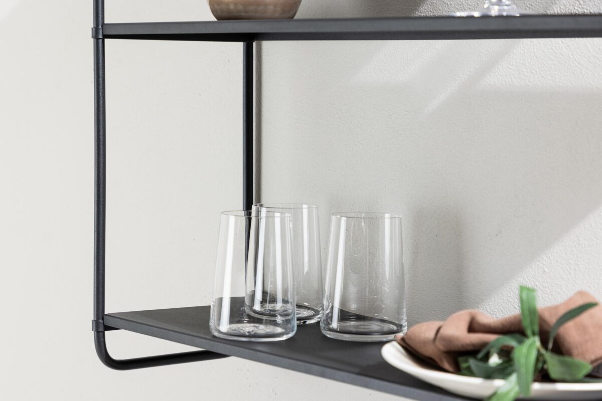 Tove_seinahylly_musta_62cm_miljoo3 62 cm leveä Tove-seinähylly yhdistää ajattoman eleganssin, minimalistisen muotoilun ja käytännöllisen säilytysratkaisun. Pulverimaalatusta raudasta valmistettu seinähylly on kestävä ja tyylikäs sisustuselementti, joka tuo kotiisi ryhtiä ja selkeyttä.