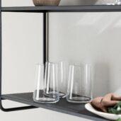 62 cm leveä Tove-seinähylly yhdistää ajattoman eleganssin, minimalistisen muotoilun ja käytännöllisen säilytysratkaisun. Pulverimaalatusta raudasta valmistettu seinähylly on kestävä ja tyylikäs sisustuselementti, joka tuo kotiisi ryhtiä ja selkeyttä.