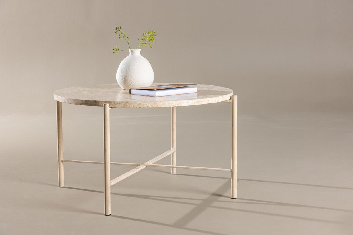 Tuva_sohvapoyta_beige_milj_vaaka1 Tuva-sohvapöytä on täydellinen valinta, kun haluat tuoda kotiisi eleganssia, tilaa ja tyyliä. Halkaisijaltaan 70 cm leveä, pyöreä sohvapöytä on sekä käytännöllinen että näyttävä huonekalu, joka tekee vaikutuksen ensisilmäyksellä.