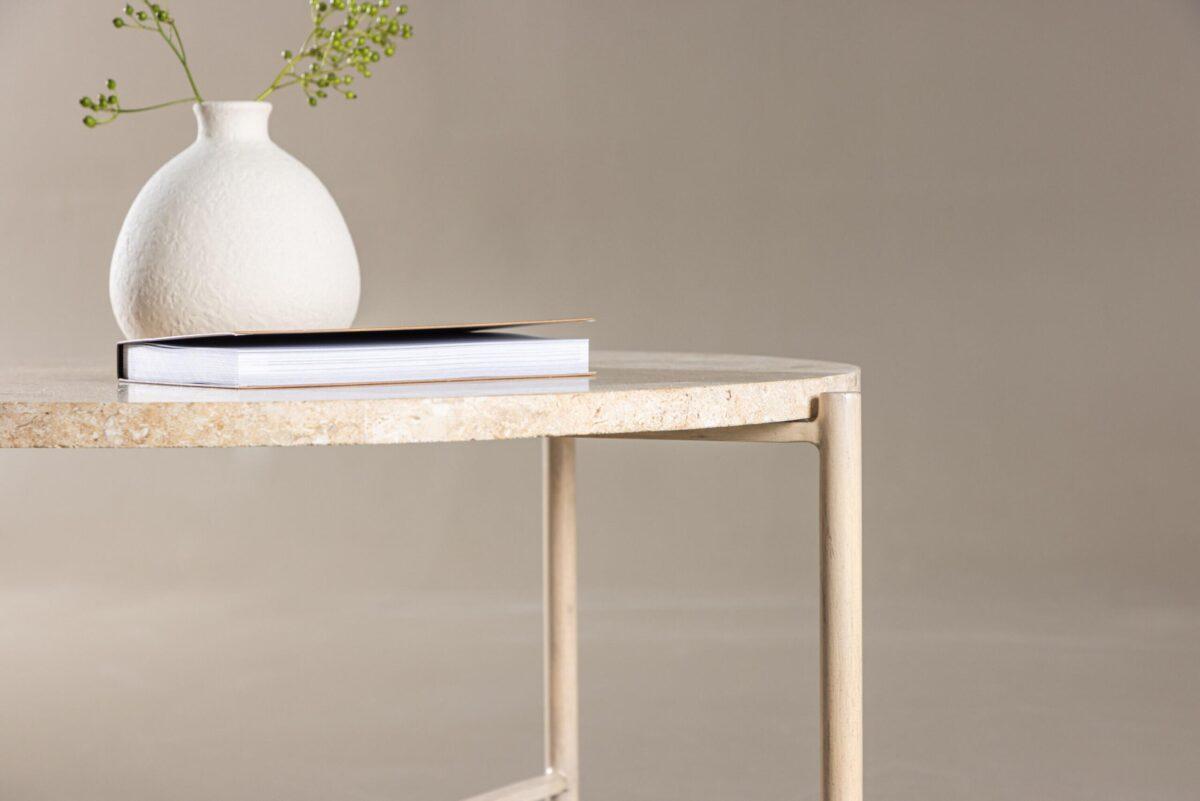 Tuva_sohvapoyta_beige_milj_vaaka2 Tuva-sohvapöytä on täydellinen valinta, kun haluat tuoda kotiisi eleganssia, tilaa ja tyyliä. Halkaisijaltaan 70 cm leveä, pyöreä sohvapöytä on sekä käytännöllinen että näyttävä huonekalu, joka tekee vaikutuksen ensisilmäyksellä.