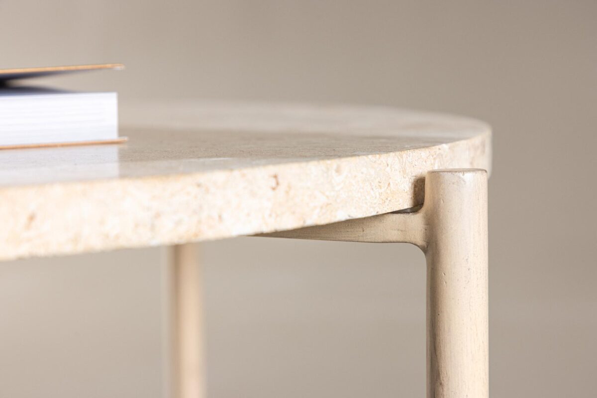 Tuva_sohvapoyta_beige_milj_vaaka3 Tuva-sohvapöytä on täydellinen valinta, kun haluat tuoda kotiisi eleganssia, tilaa ja tyyliä. Halkaisijaltaan 70 cm leveä, pyöreä sohvapöytä on sekä käytännöllinen että näyttävä huonekalu, joka tekee vaikutuksen ensisilmäyksellä.